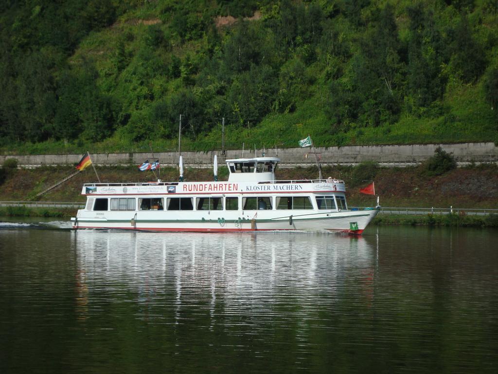 Wein- Und Gaestehaus St. Aldegundishof 장크트 알데군트 외부 사진