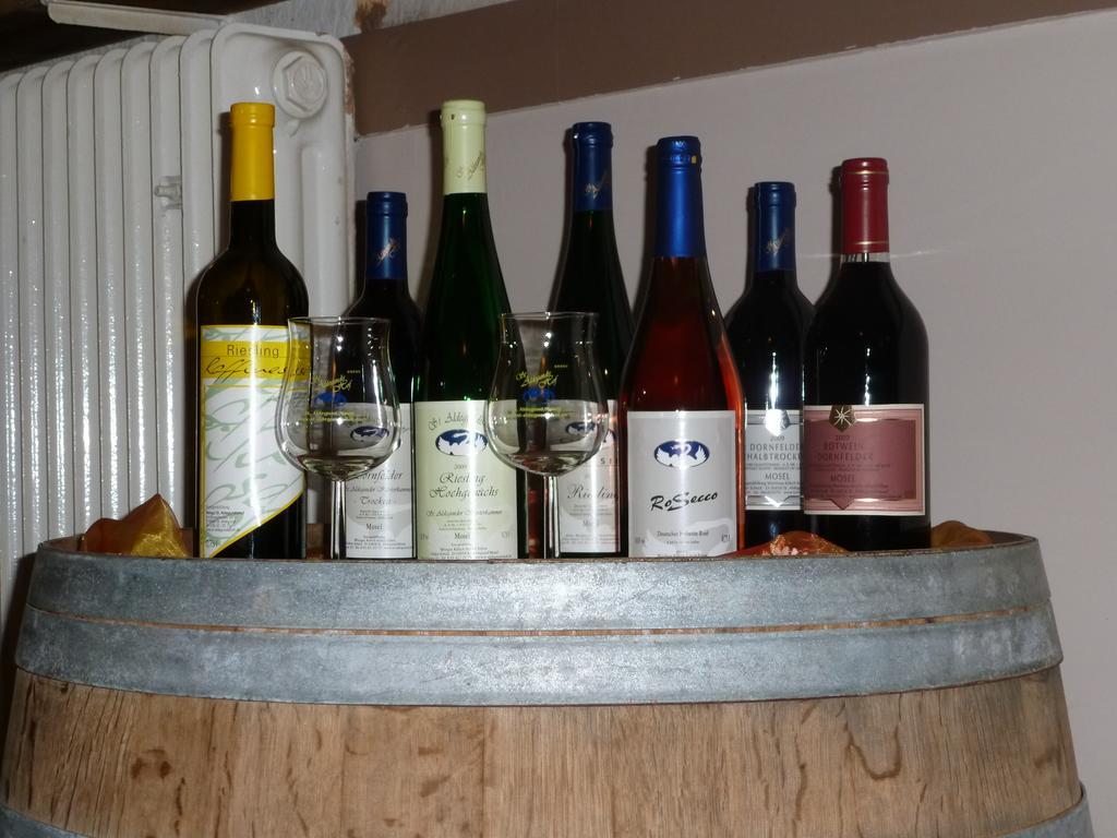 Wein- Und Gaestehaus St. Aldegundishof 장크트 알데군트 외부 사진